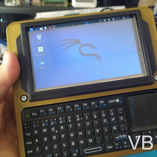 Un cyberdeck basado en Raspberry Pi 3 y pantalla de 5"