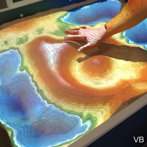 Victor Barahona junto a una impresora Delta Rostock Mini, 2015